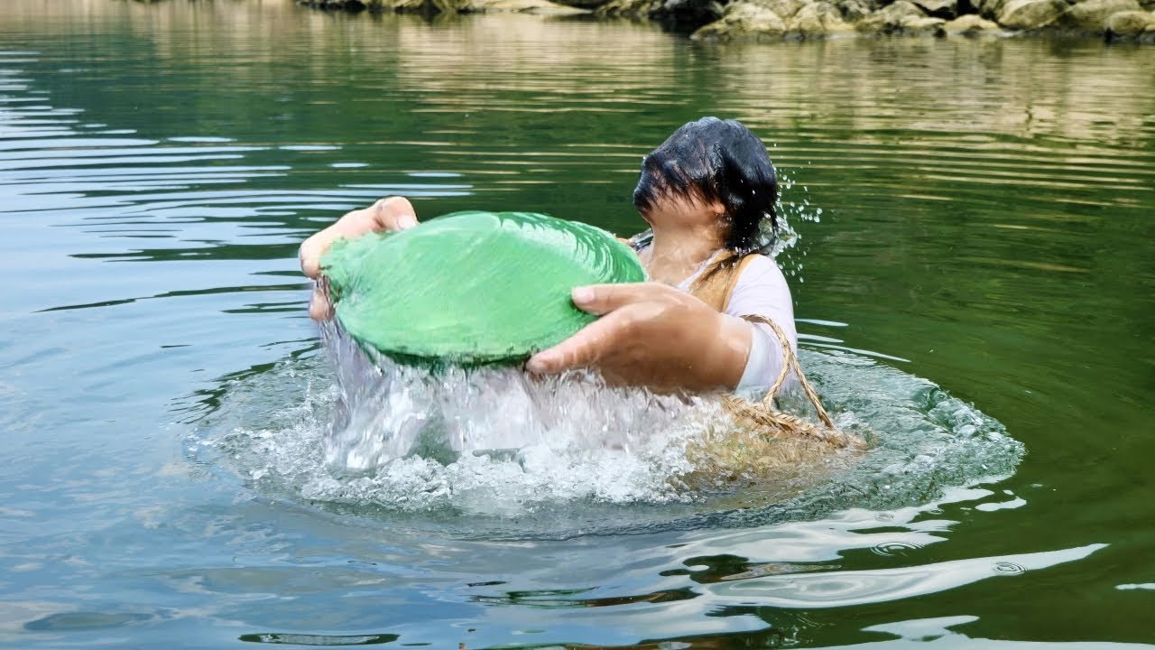 18-year-old girl diving for treasure, attracted by green shell clams underwater (almost killed)
