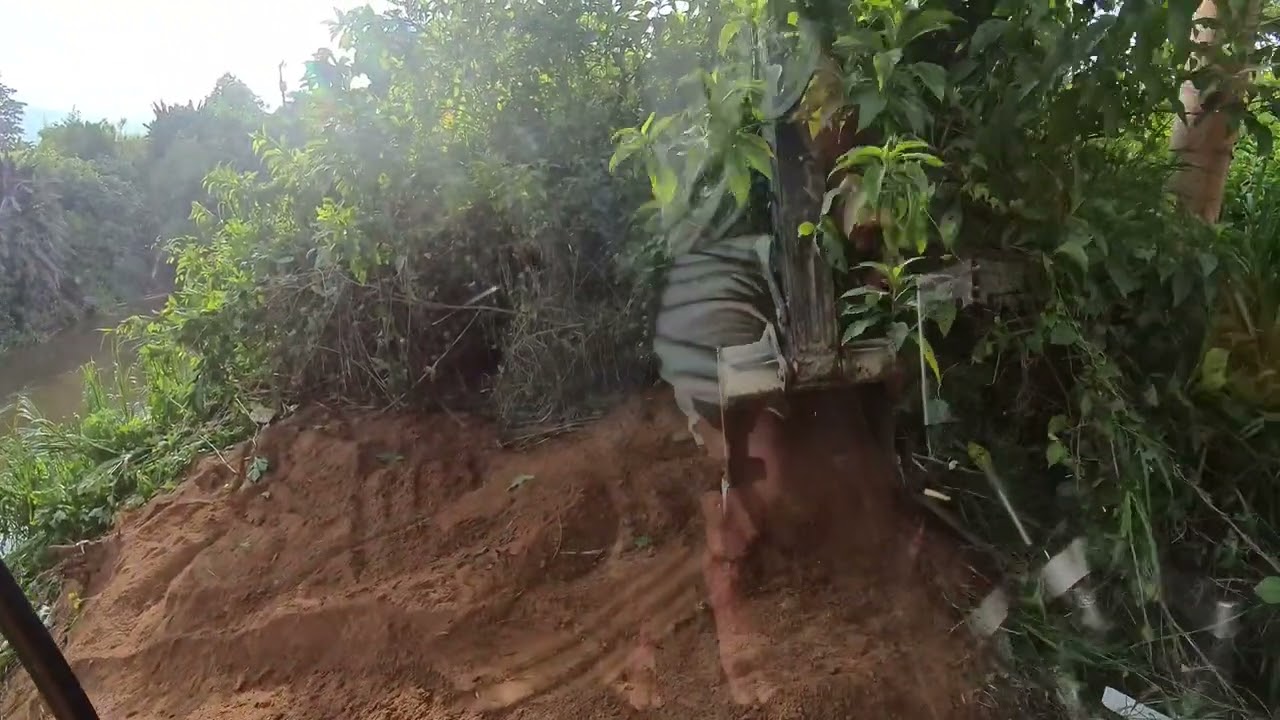 escavadeira começando limpeza de rio p1