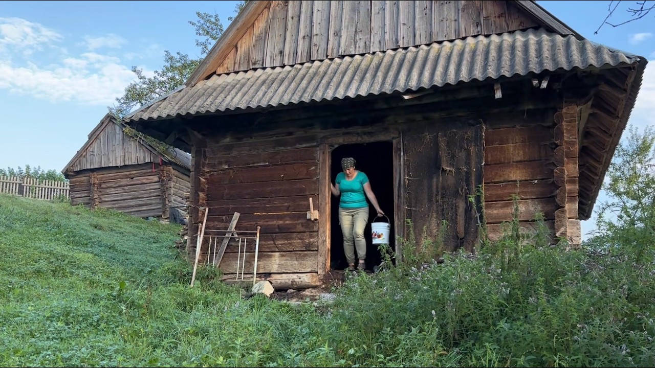 Домашние дела и приготовление завтрака на рассвете в украинской горной деревне