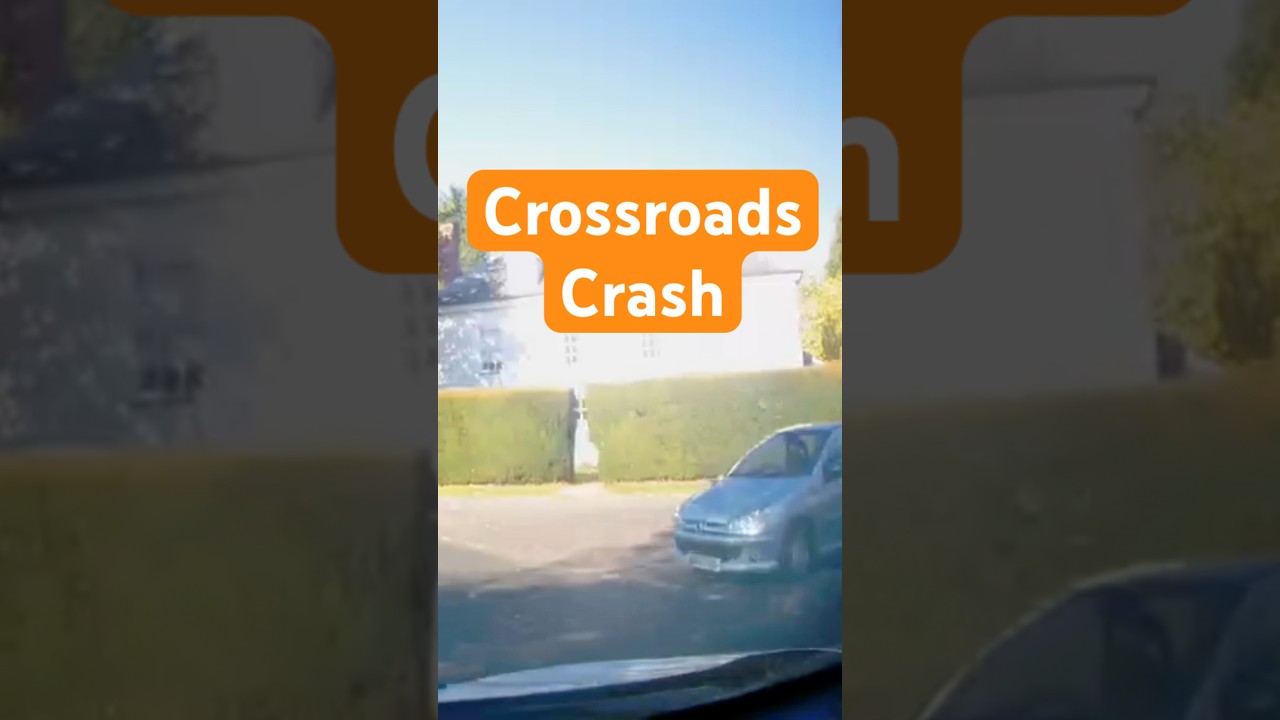 Crossroads car crash caught on dashcam!
