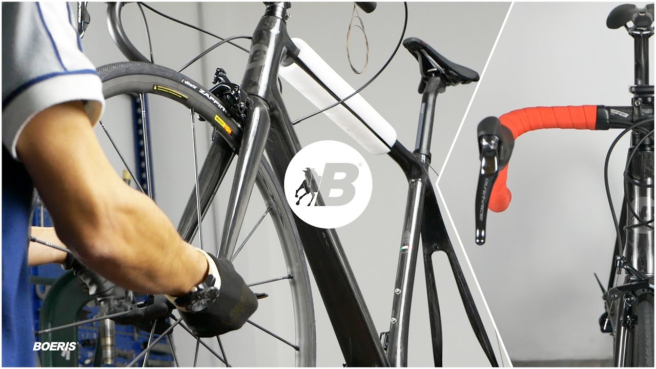 Come viene assemblata una bicicletta da corsa in carbonio artigianale