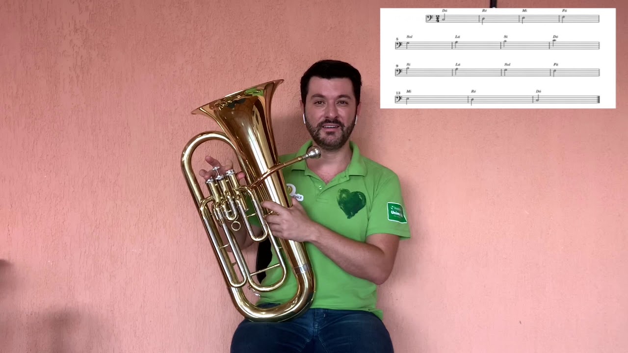 Tocando a escala ascendente e descendente no Eufônio