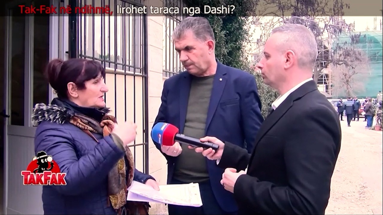 Tak Fak ndihmon Dafinën/ Hiqet dera që e pengonte të ngjitej në tarracë