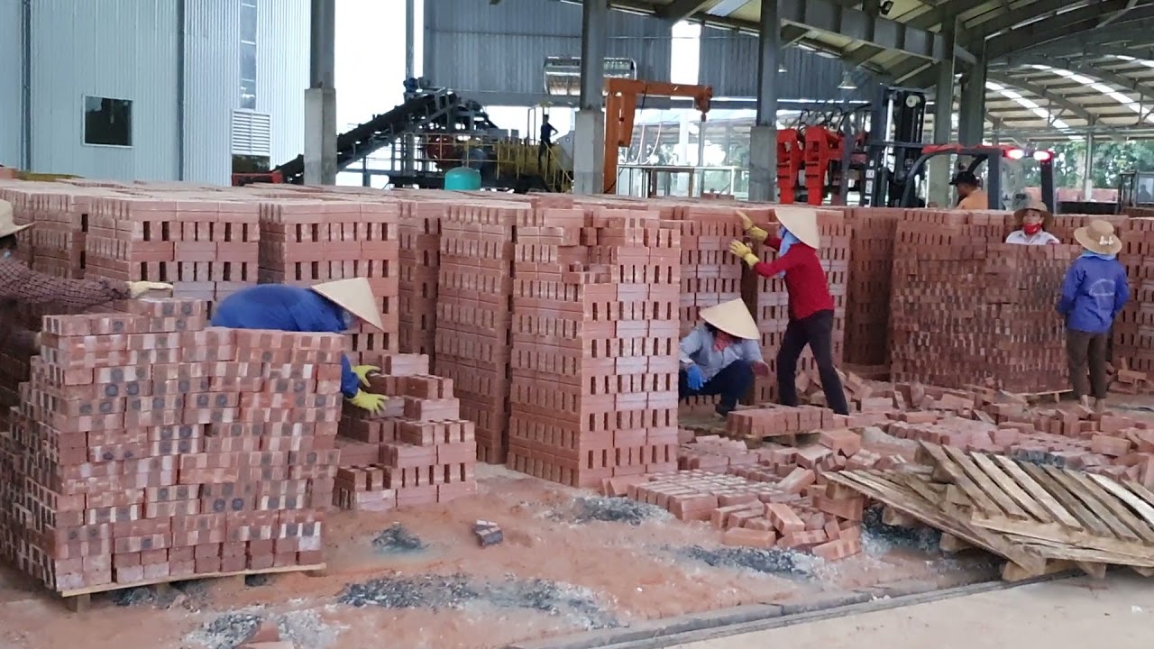 Hiệp S&aacute;ng: Kh&acirc;u ra gạch tại nh&agrave; m&aacute;y gạch tuynel l&ograve; đĩa lớn nhất Việt Nam