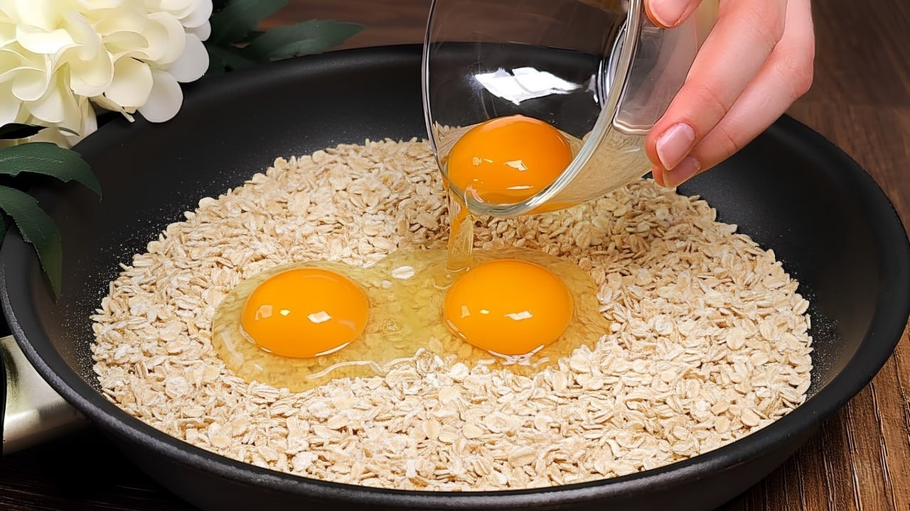 Это так вкусно, что хочется готовить его каждое утро! Овсянка с яйцами.