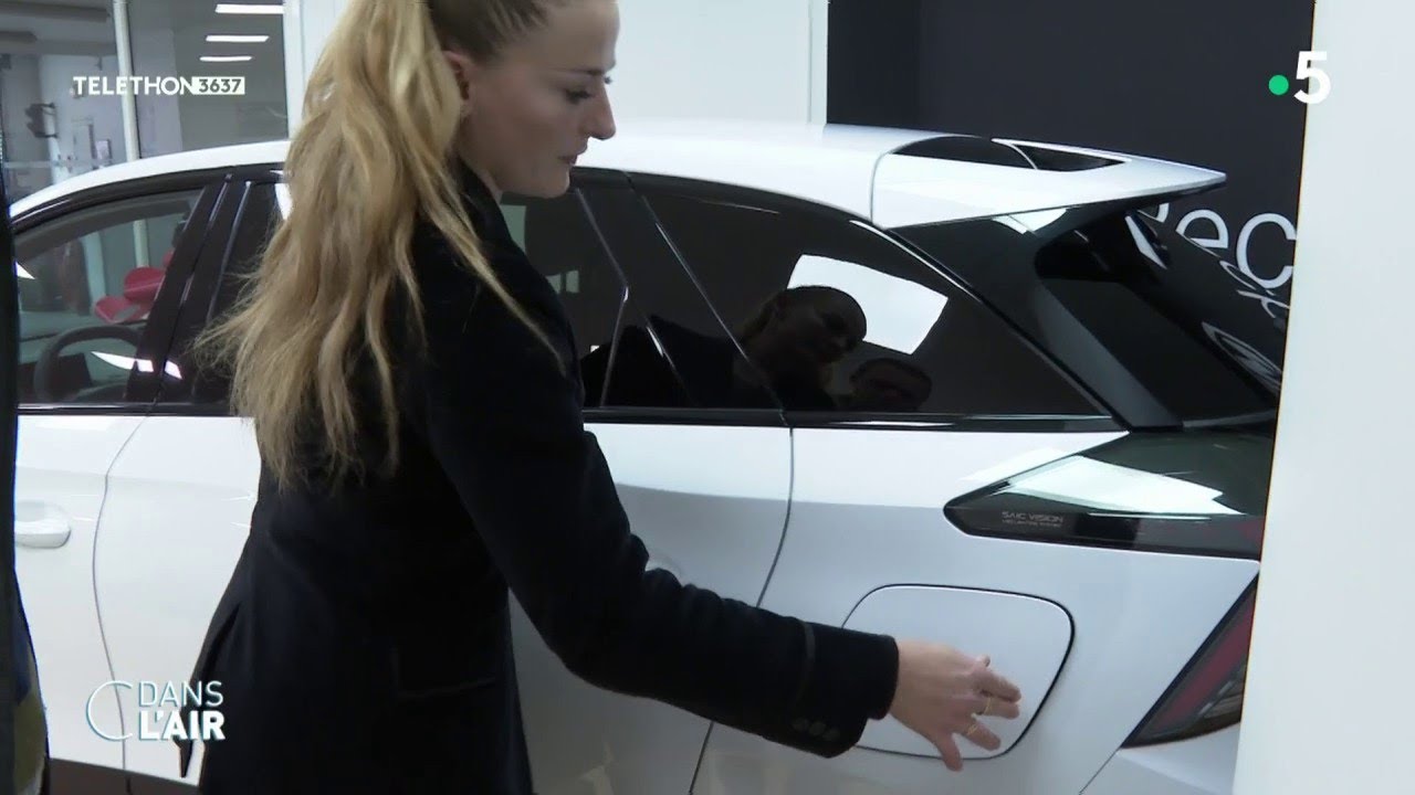 Voiture électrique : la bataille est lancée - Reportage #cdanslair 09.12.2023