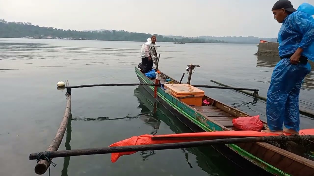 SARAPAN DI PASAR PAGI PULAU SIKAKAP, MENTAWAI - TEMPAT NELAYAN DAN PETANI MENJUAL HASIL KERJANYA