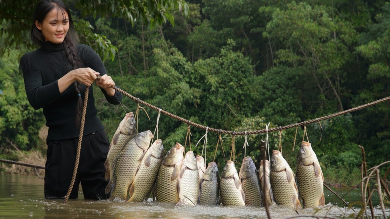 My lucky day: Making fishing nets, setting fishing traps in a big lake, catching a giant 20 kg fish