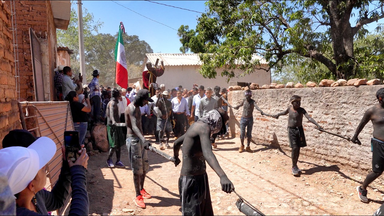 Peregrinos llegando a celebrar la Semana Santa en Huaynamota en la Sierra del Nayar Nayarit Mexico.