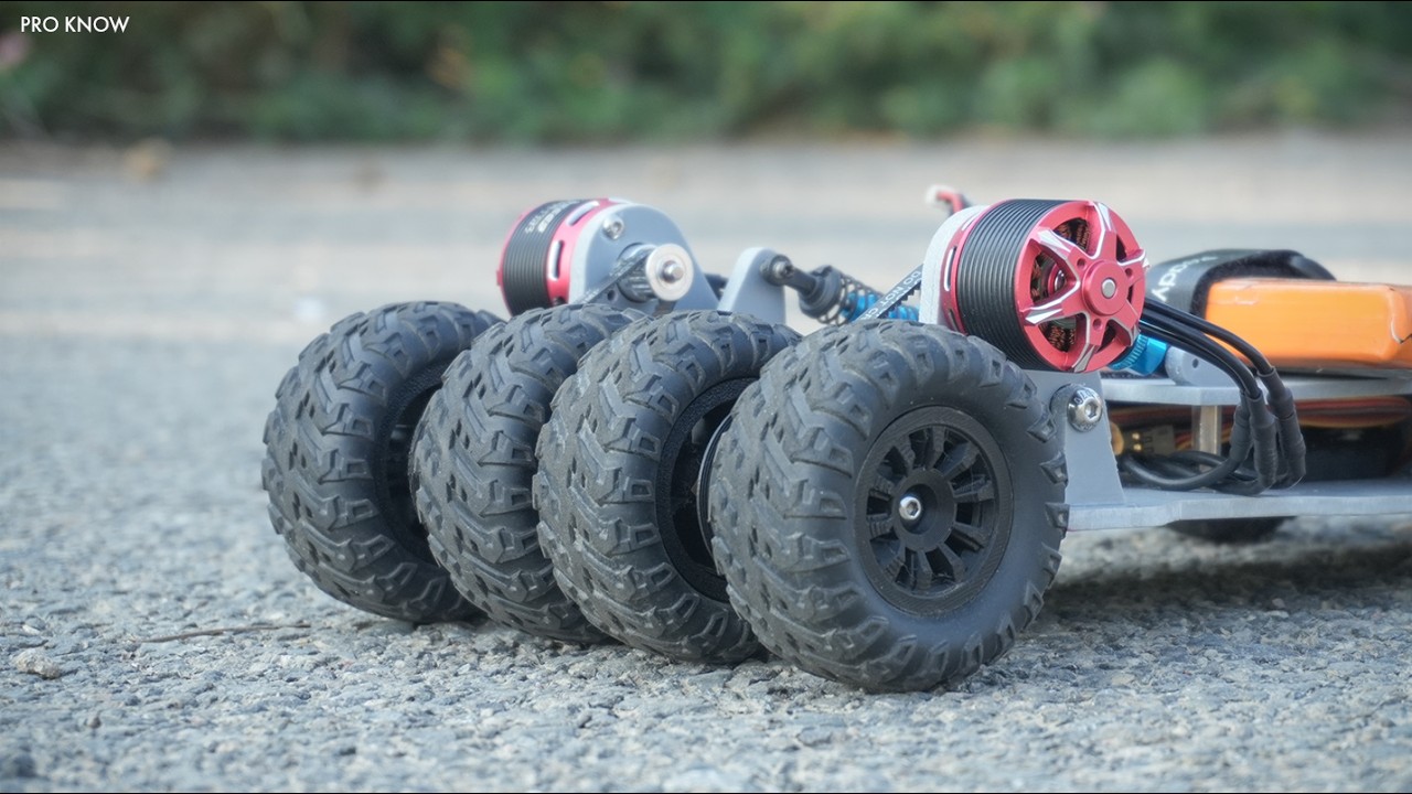Я построил идеальный RC-автомобиль на бесколлекторном двигателе с широкими колесами