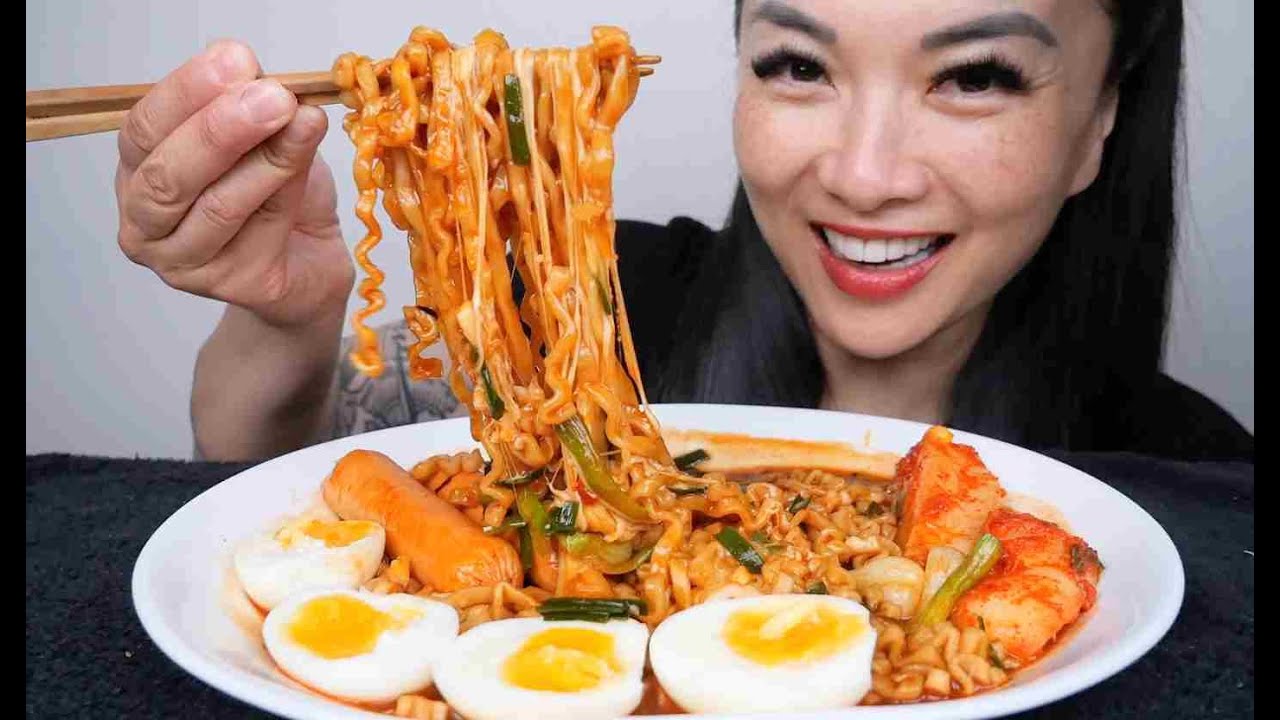 SPICY NOODLES (ASMR EATING SOUNDS) LIGHT WHISPERS | SAS-ASMR