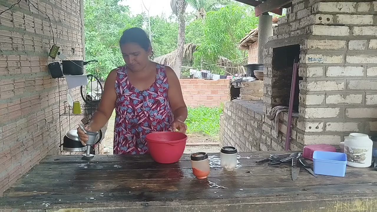 Fazendo almoço e quebrando coco 