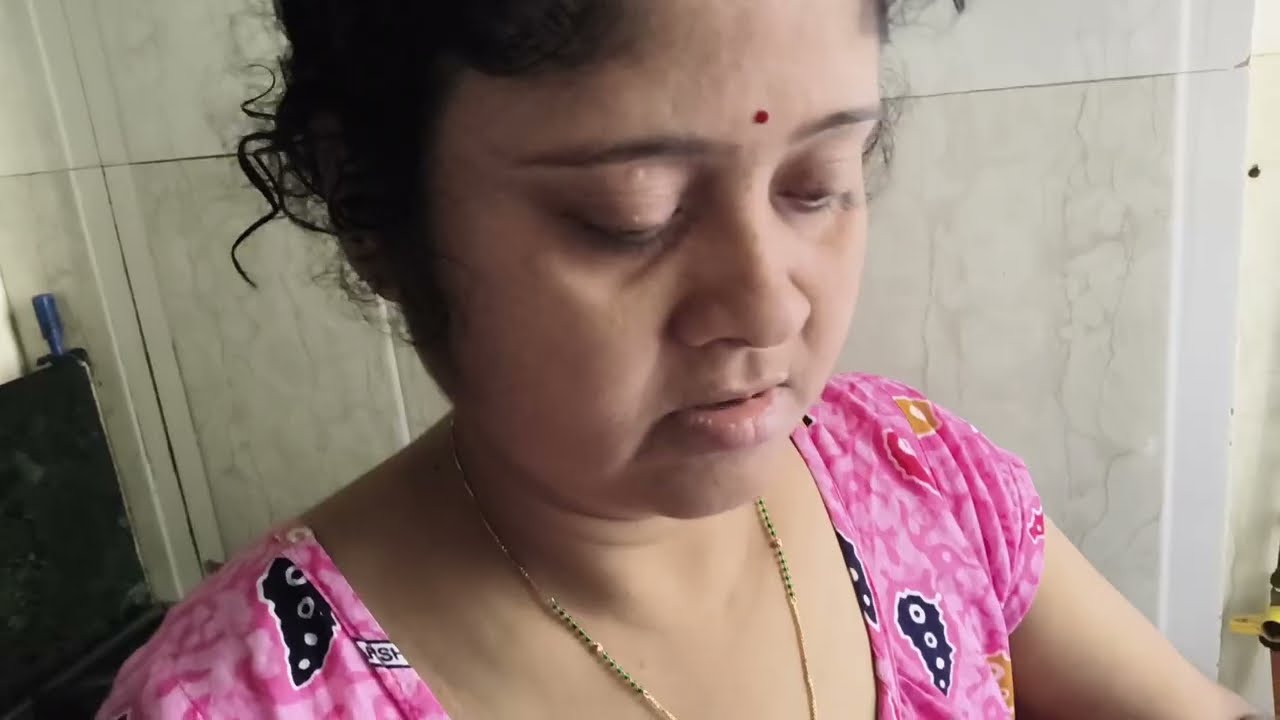মা লুকিয়ে কিছু খাচ্ছিল, আর বোন দেখে নিল। তারপর যা হলো😳