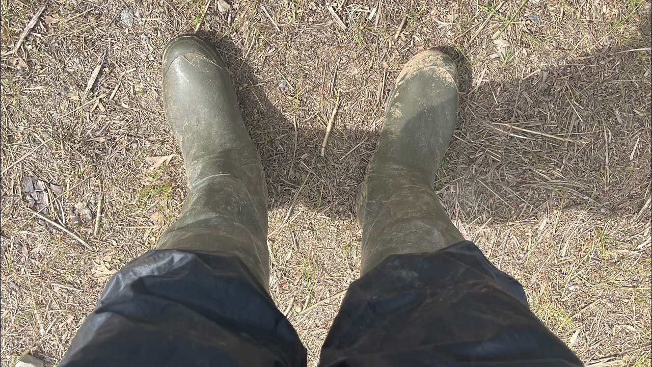 Aigle Benyl&rsquo;s sink in tidal mud and water
