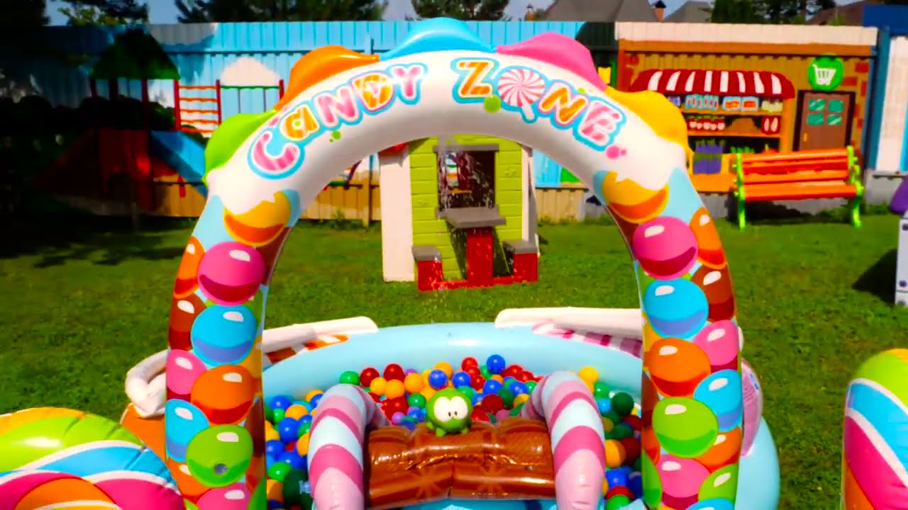 Uma piscina de pirulitos. Vídeos de brinquedos para crianças.