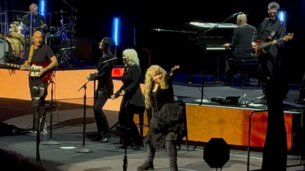 Stevie Nicks: Edge Of Seventeen [Live 4K] (St. Paul, Minnesota - November 12, 2025)