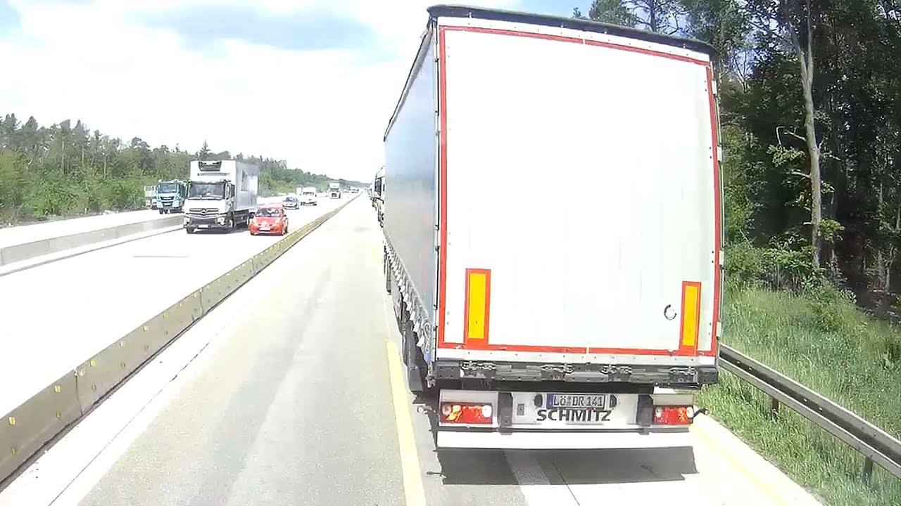 Nehoda - Sledoval film a naboural kamion před sebou