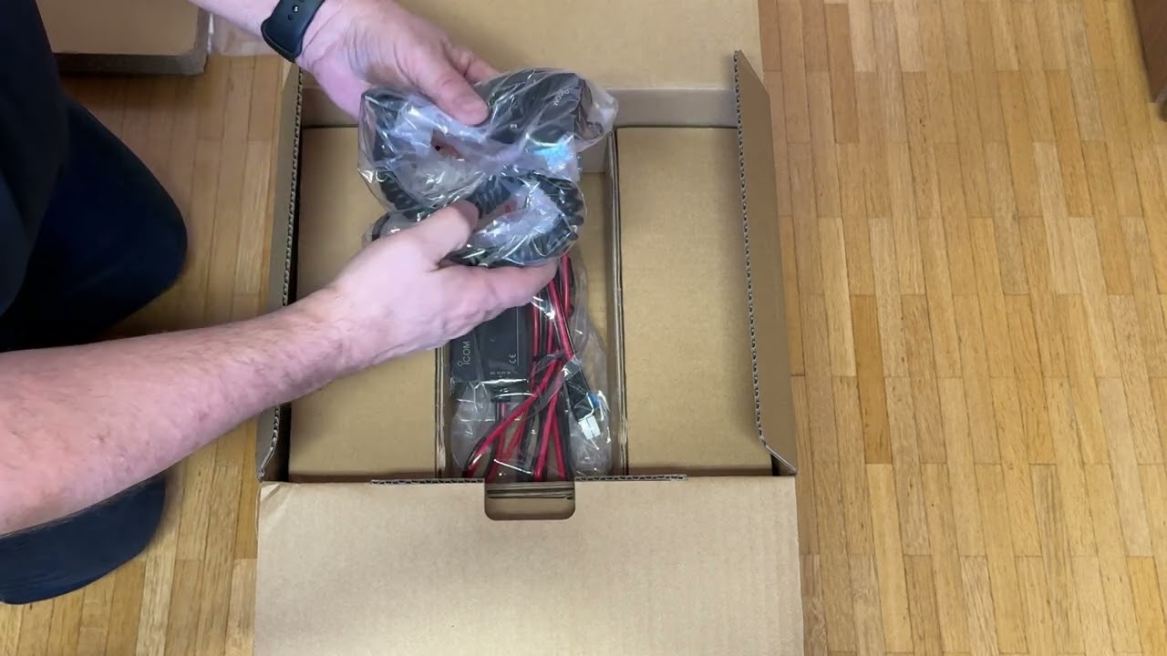 IC 7300 MK2 Unboxing 