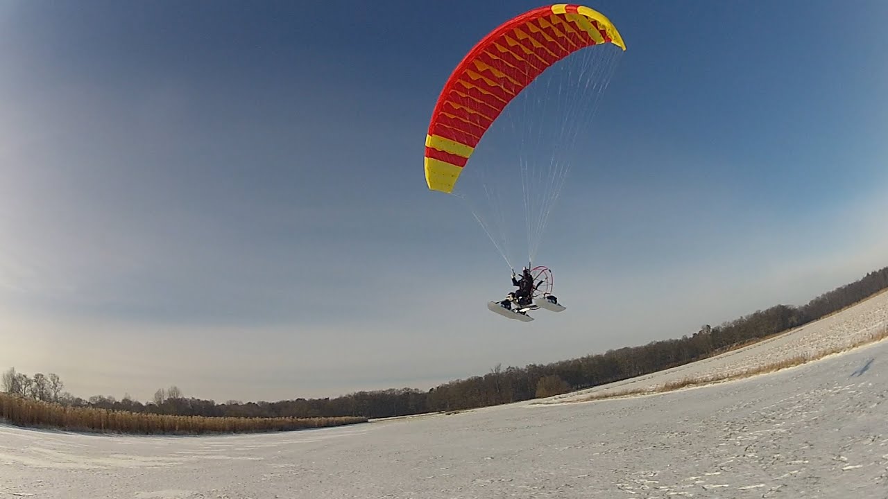 RC-Gleitschirm im Schnee