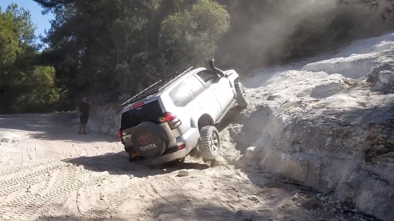 prado 120 rear lock differential rock crawling. (must watch)