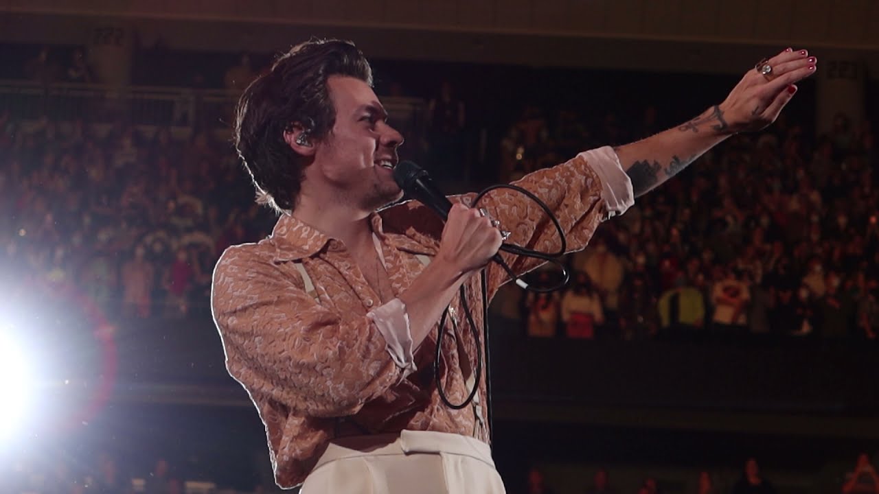 Harry Styles - Helping a Fan Come Out & Canyon Moon - Milwaukee