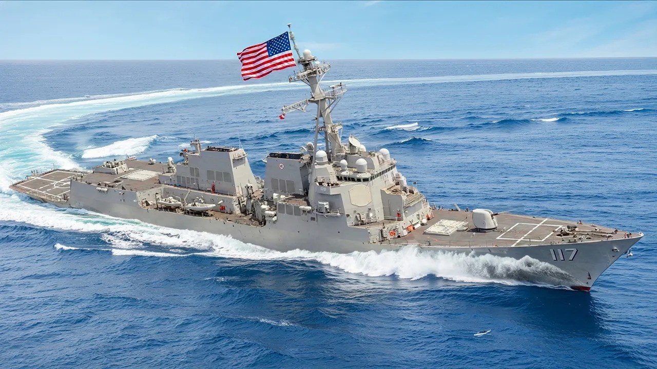 Внутри гигантского эсминца ВМС США стоимостью 2 миллиарда долларов посреди океана.