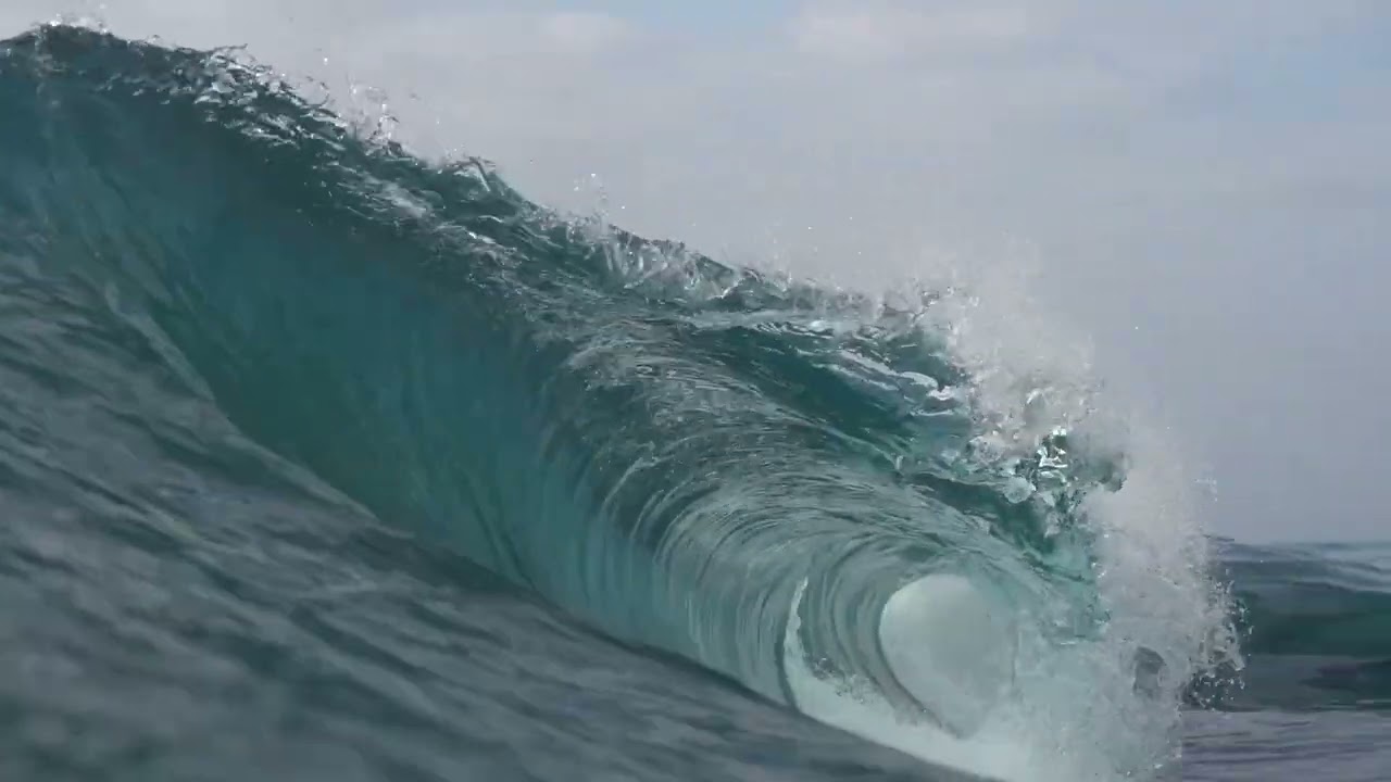 Moody Blue Ocean Waves (PEACEFUL)