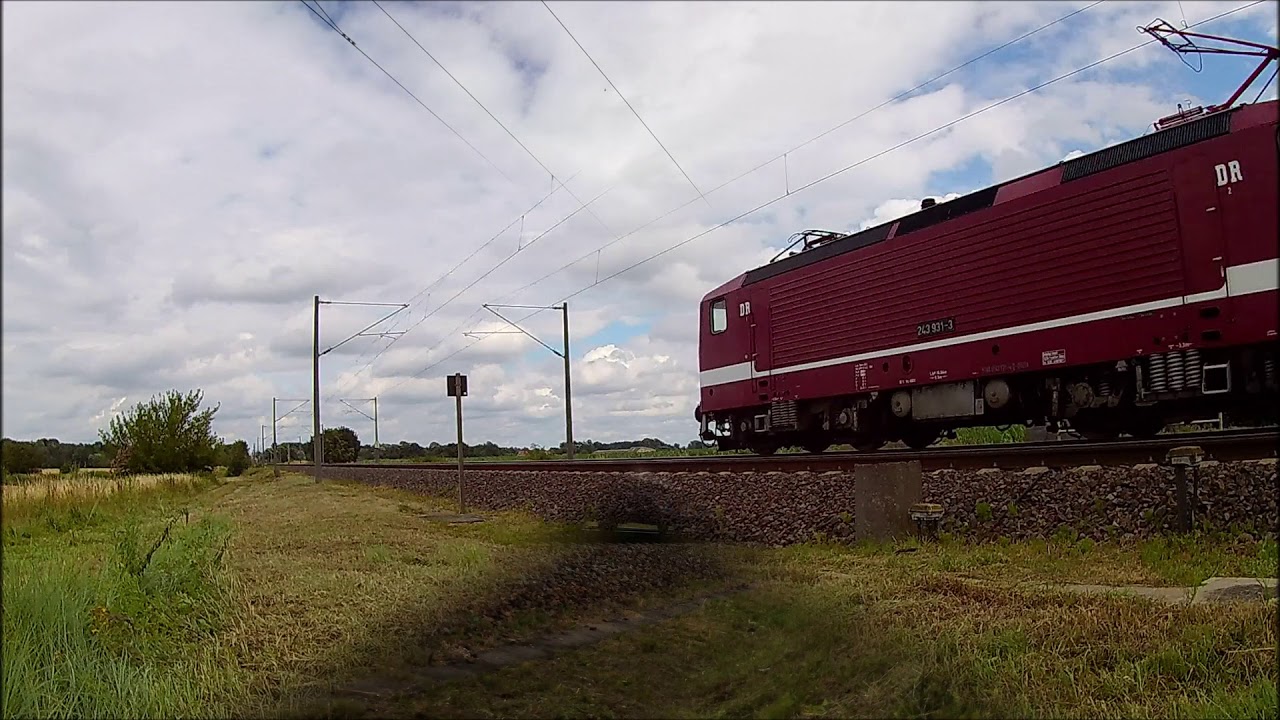 Eine BR 243 der DR live und in Farbe im Jahr 2020 als Zuglok auf freier Strecke.