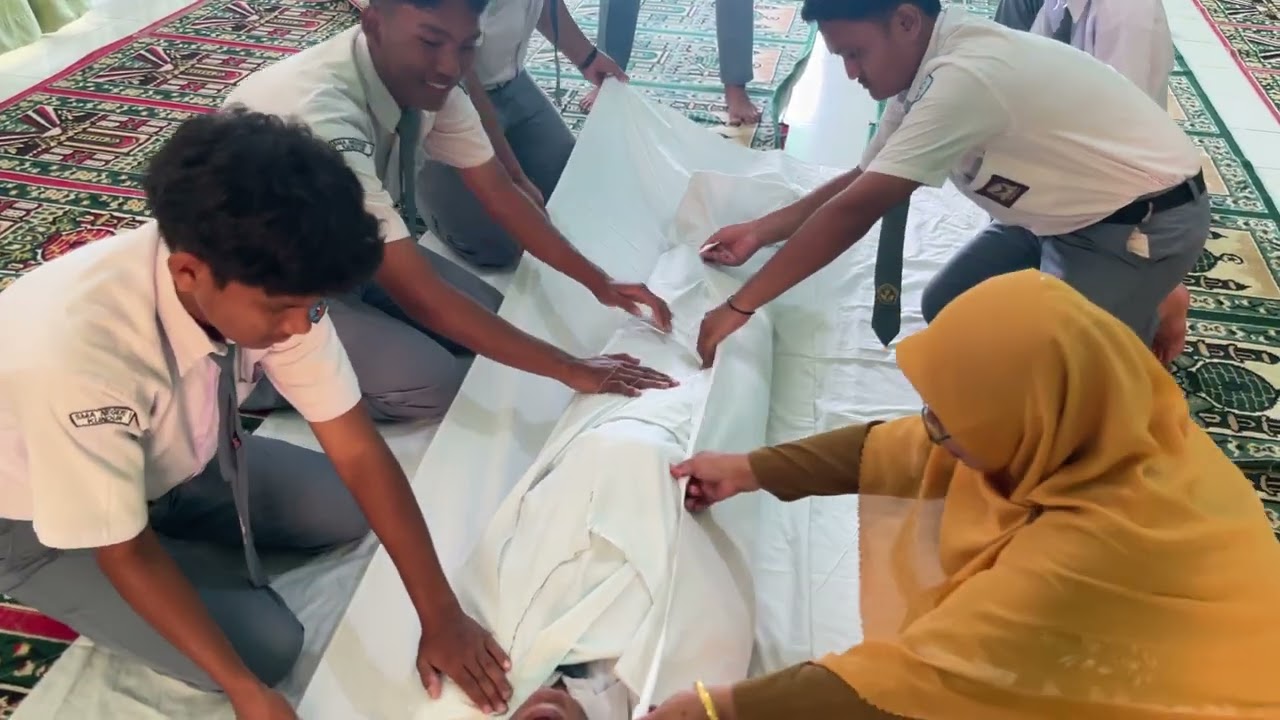 kelompok 3 (M.khairul azmi, M.ihsan ramadhani, ahsanul zakwan , yogie, pemeran jenazah: nabil fairuz