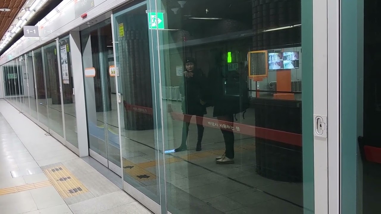 부산교통공사 1호선 4세대 전동차 다대포해수욕장행 부전역 정차 (우진산전 IGBT)