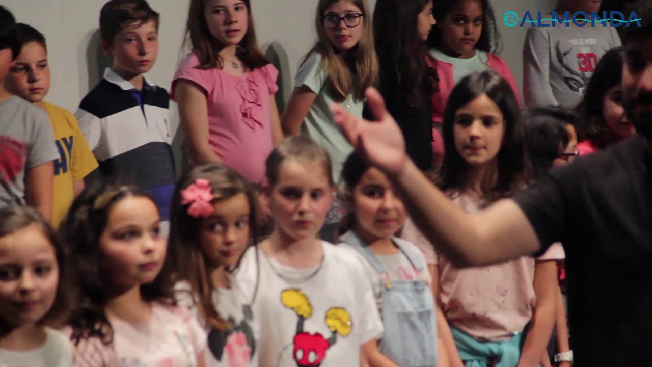 Crianças de todas as escolas do concelho cantam o hino de Torres Novas