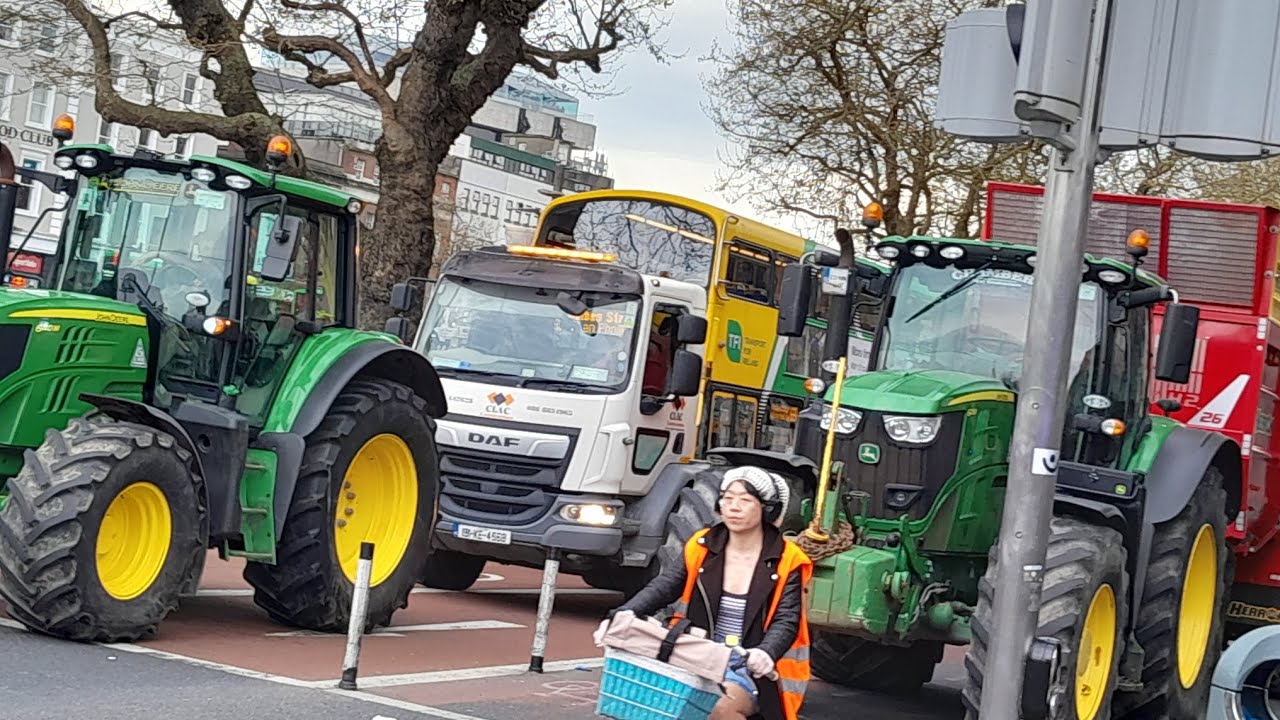 DUBLIN ROADS BLOCKED WITH TRUCKS/LORRIES! PROTESTERS DEMANDS REDUCTION OF FUEL AND DIESEL PRICES!