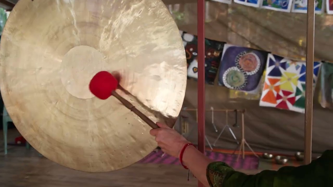 Krista keerutab gongi Goa Arambol