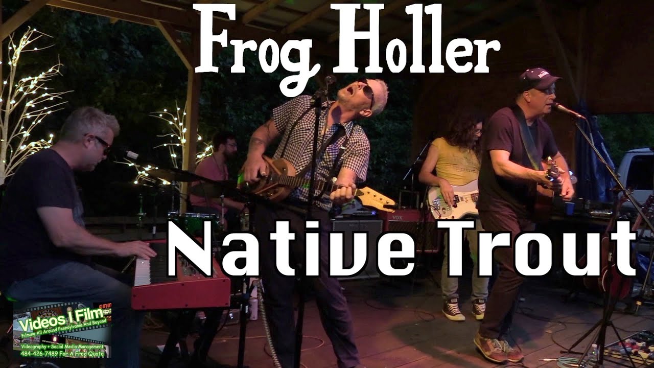 Группа Frog Holler исполняет на сцене живую музыку, посвященную местной форели!