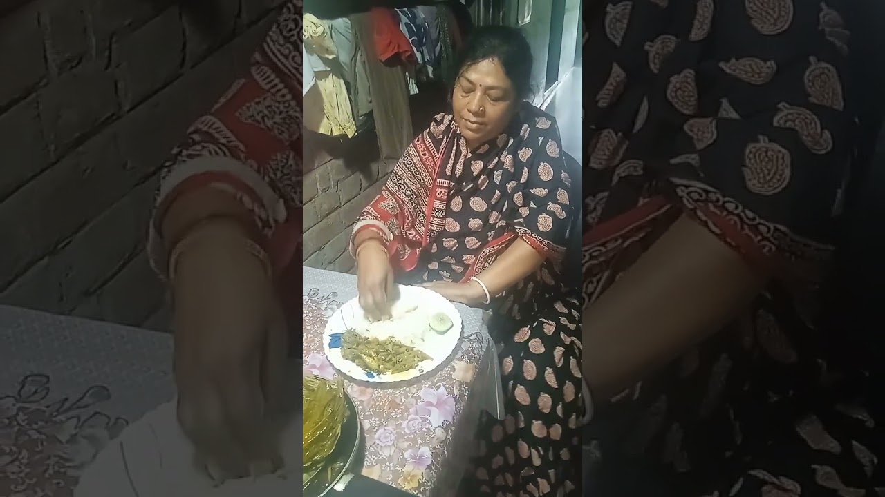 কলা পাতায় ছোটো মাছ চর্চরি।
