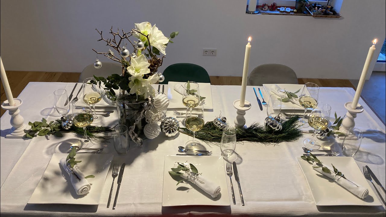 Tisch festlich edel und elegant decken | schick in wei&szlig; und silber | mit Amaryllis Gesteck