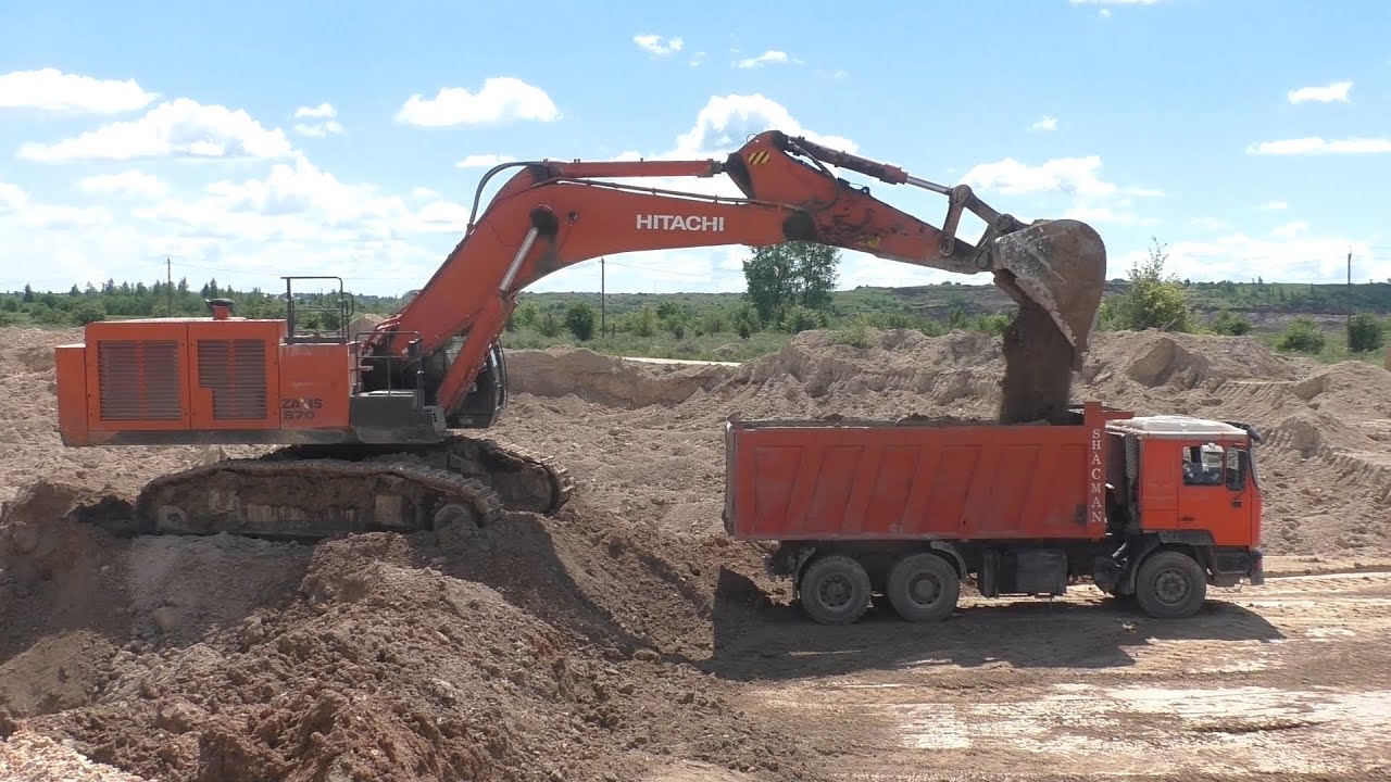 Экскаватор Hitachi Zaxis 870-5G грузит отсев, часть 1