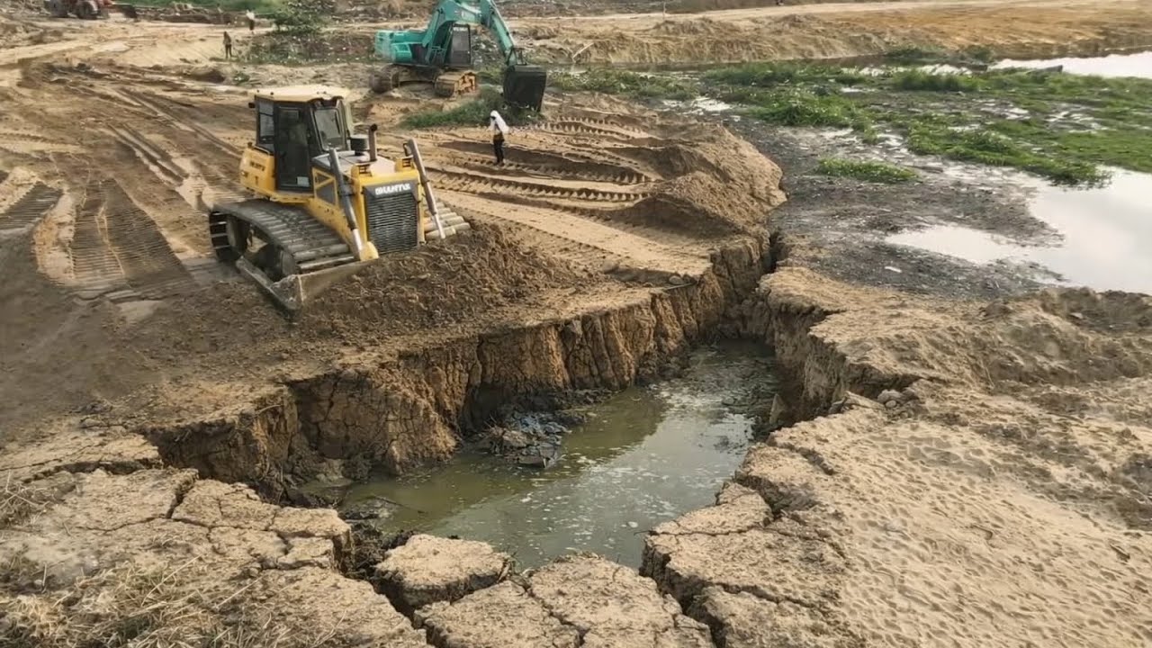 SHANTUI Bulldozer Pushing Sand Bury Mud And Sewage Connect To Other Side WITH 25T Dump Trucks