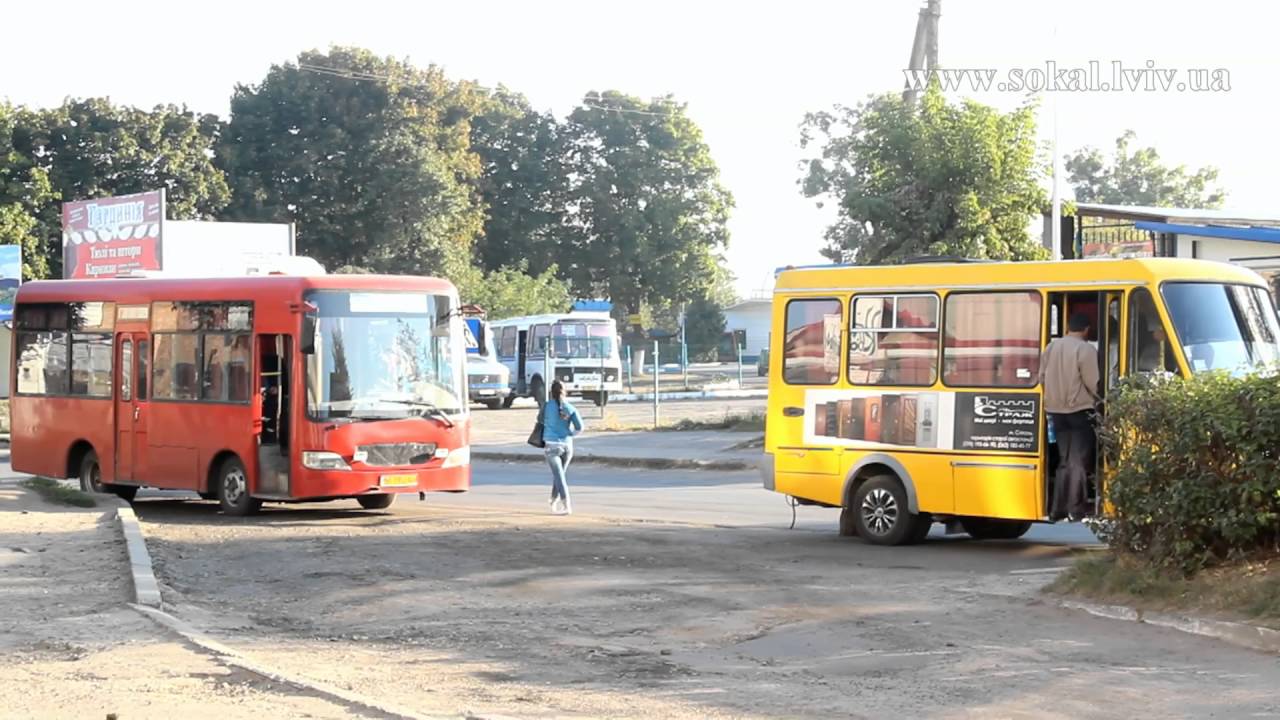 Сокаль і Сокальщина :: м.Сокаль. Зупинка біля будинку по вул.Героїв УПА 20а