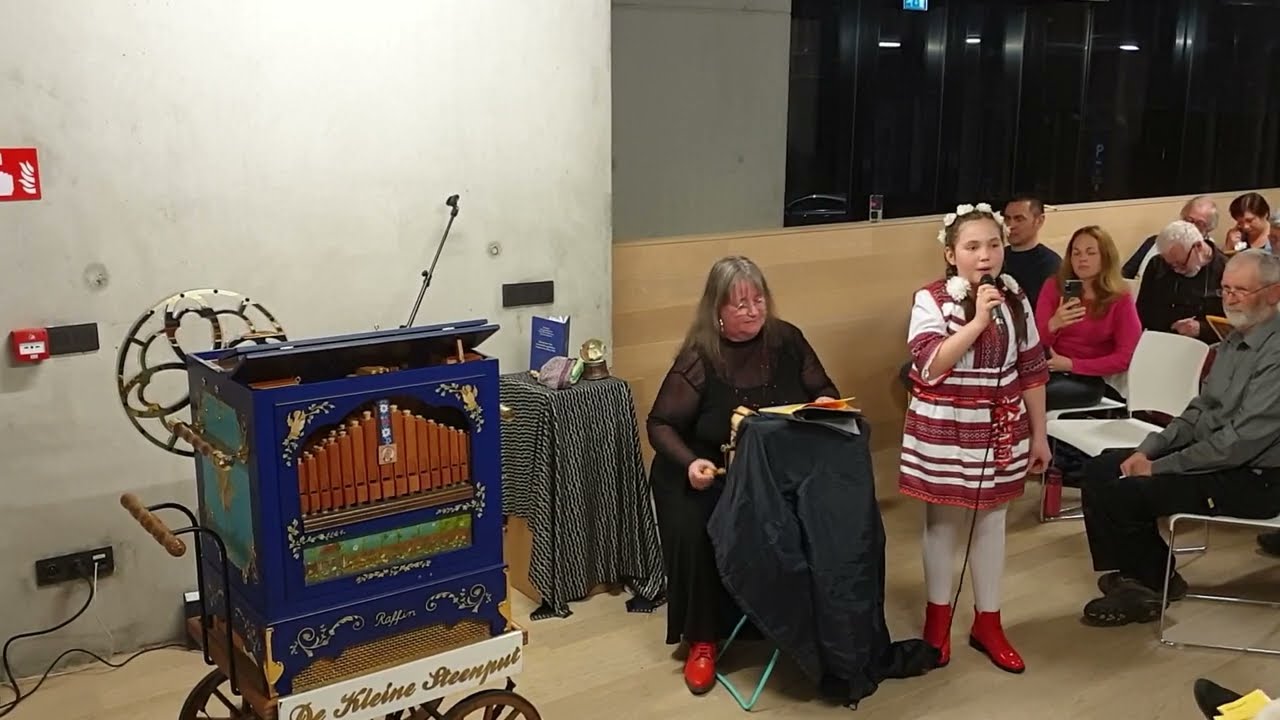 2023/4: Lisa Lebedko (11) from Ukraine sings for peace (Vera Steenput on Raffin 20-er charmanka)
