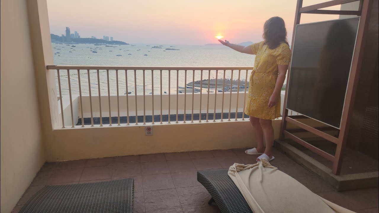 Закат из нашего номера отеля Dusit Thani Паттайя 🛌 🌅 🌴