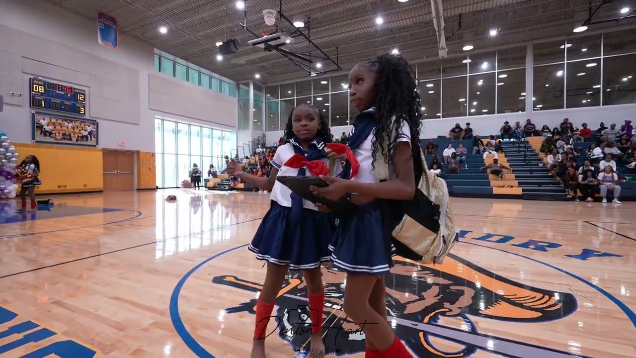 Hollywood Diamond Dancers presents Buck In 2 Winter Wonderland | Mini's Pom Pom