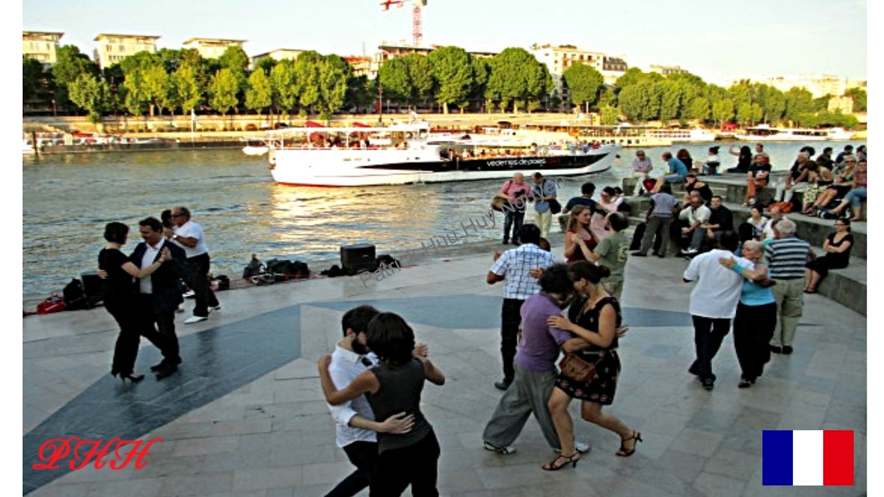 How Parisians😊relax in their own city? strolling, daydream, dance in the😊open air👍♪🇫🇷🧡♩♫