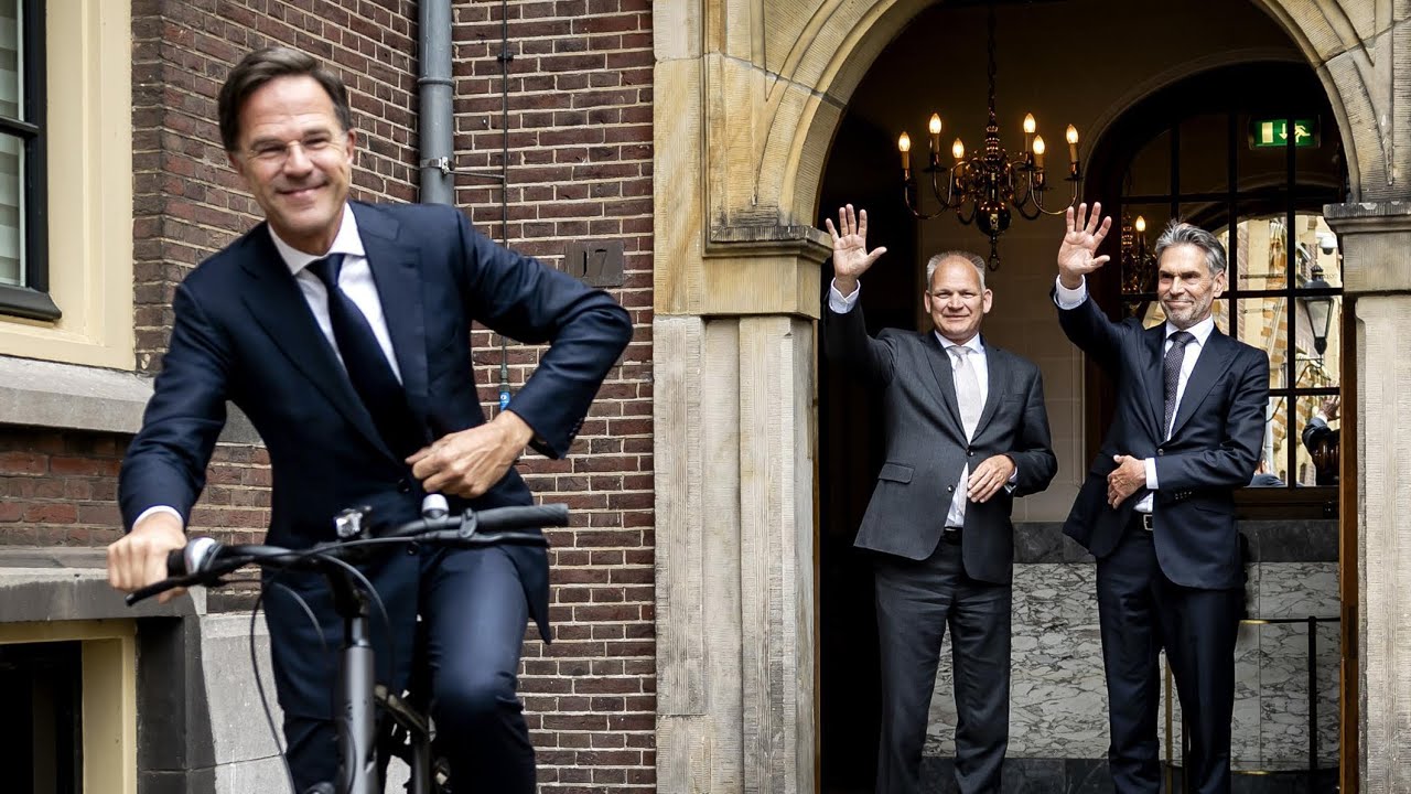 Mark Rutte verlaat per fiets het Torentje bij zijn afscheid (2024)