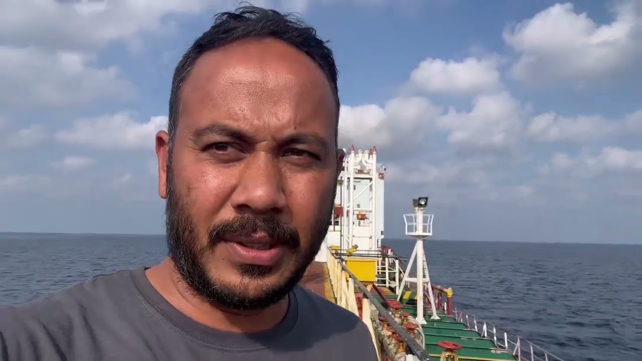 अफ़्रीका जाते समय on the way दीपावली का उत्सव अपने vessel के crew के साथ बनाया 🪔🚢🎉🥰🙏🌺