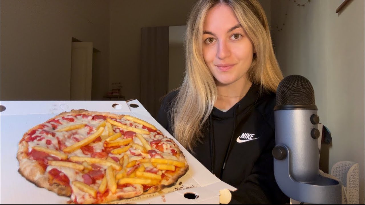 EATING PIZZA 🍕🍟 würstel e patatine (muckbamg asmr ita)