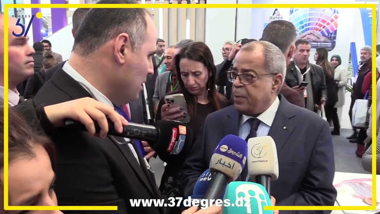 حوار مثير بين وزير الصناعة الصيدلانية و مدير الاتصال لمخابر حكمة في معرض ..شاهدوا
