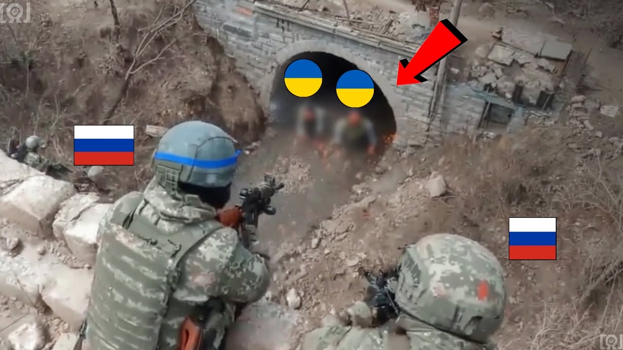 Украинские солдаты укрываются в бункере во время российской операции.