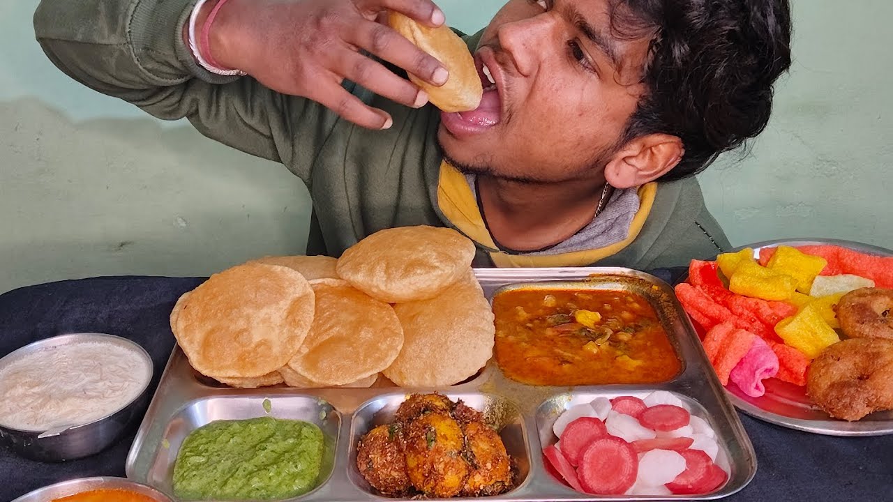 ASMR Eating kale chane ki sabji, puri, savai, suji pakoda hari chatney, papad, aloo dum,salad😋