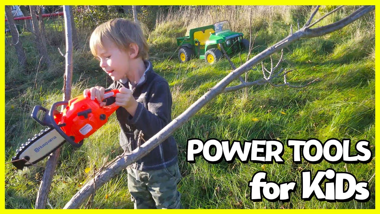 Pretend Play распаковка электроинструмента бензопилой для работы во дворе с Xander